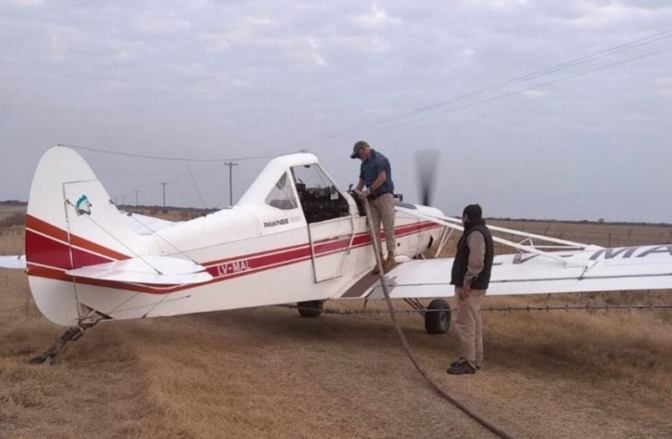 En Feliciano combaten los incendios forestales con un avión hidrante