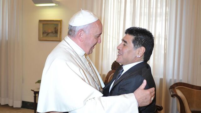 El Papa Francisco y Diego Maradona en su reunión en el Vaticano