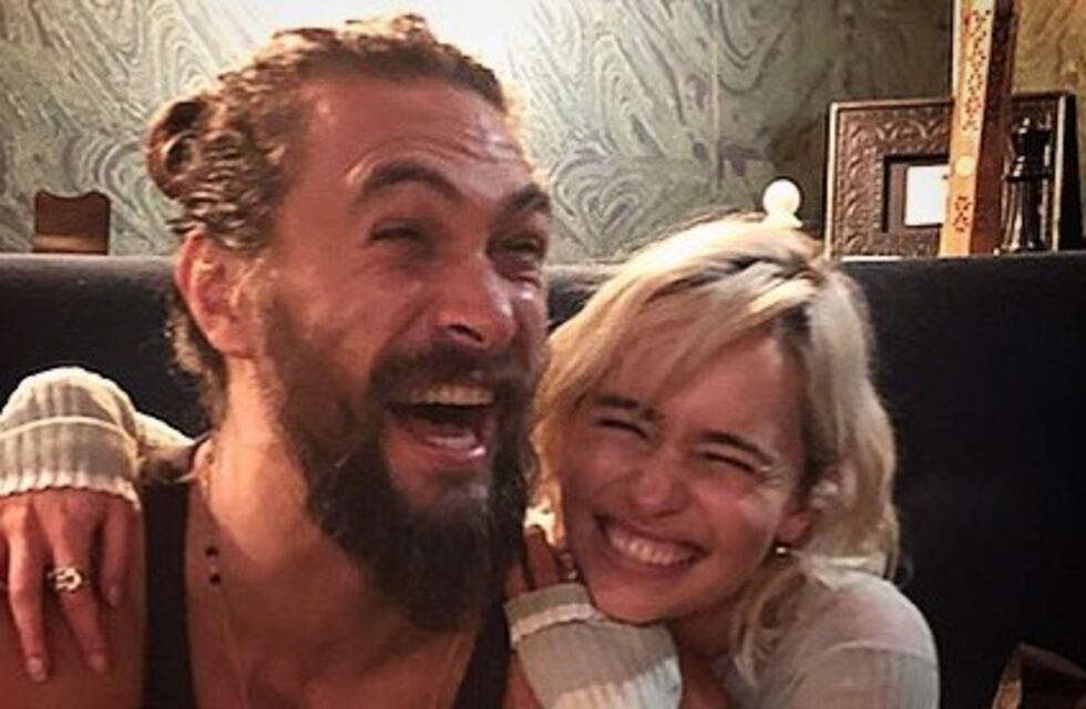 "Game of Thrones": Emilia Clarke contó cómo Jason Momoa la ayudó con las escenas de desnudos