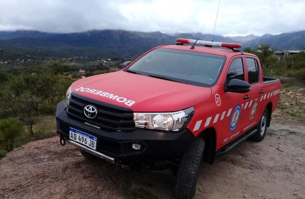 Bomberos de Capilla del Monte realizan "toque de sirena" para que nadie circule por la calle