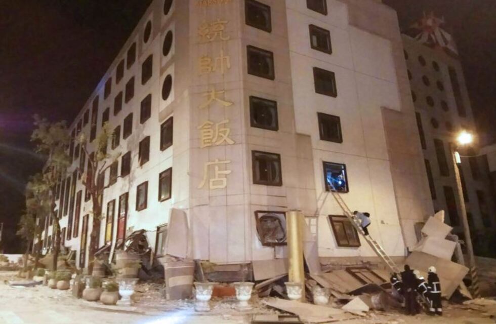 Un terremoto de 6,4 grados sacudió Taiwán y derribó un hotel