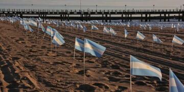Plantan una bandera en la playa por cada fallecido por coronavirus en Mar del Plata (0223)