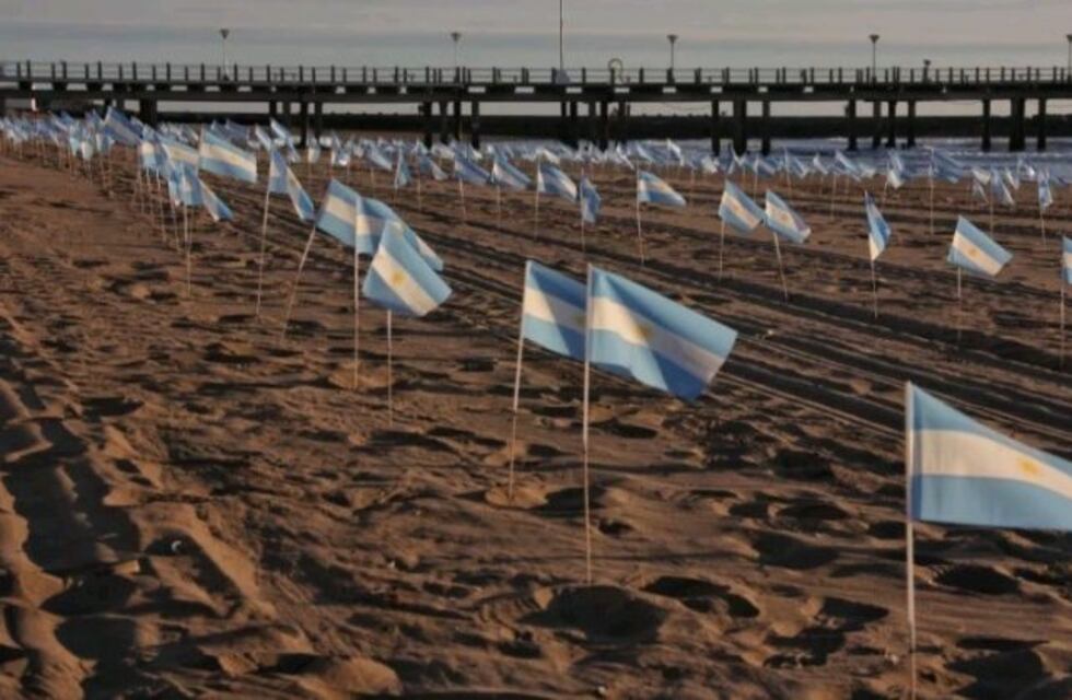 Plantan una bandera en la playa por cada fallecido por coronavirus en Mar del Plata