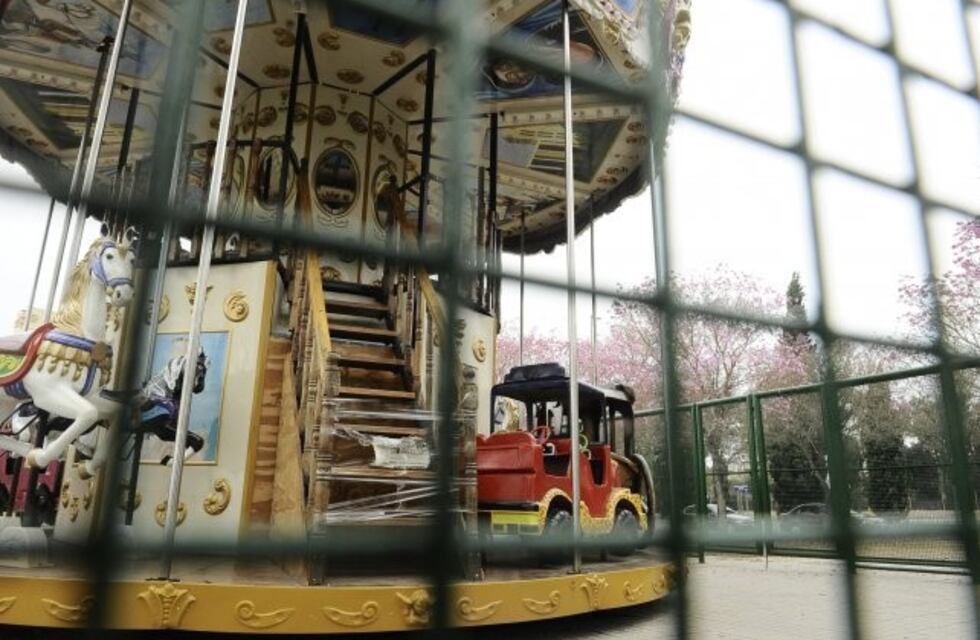 Vandalizaron la calesita del parque Sunchales y se robaron uno de los cisnes