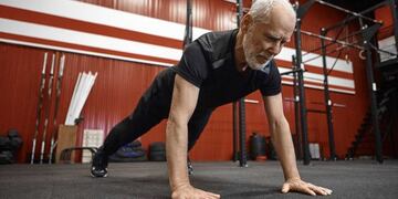 Un jubilado se volvió viral tras crear una rutina que le permitió bajar de peso con pocos minutos de ejercicio