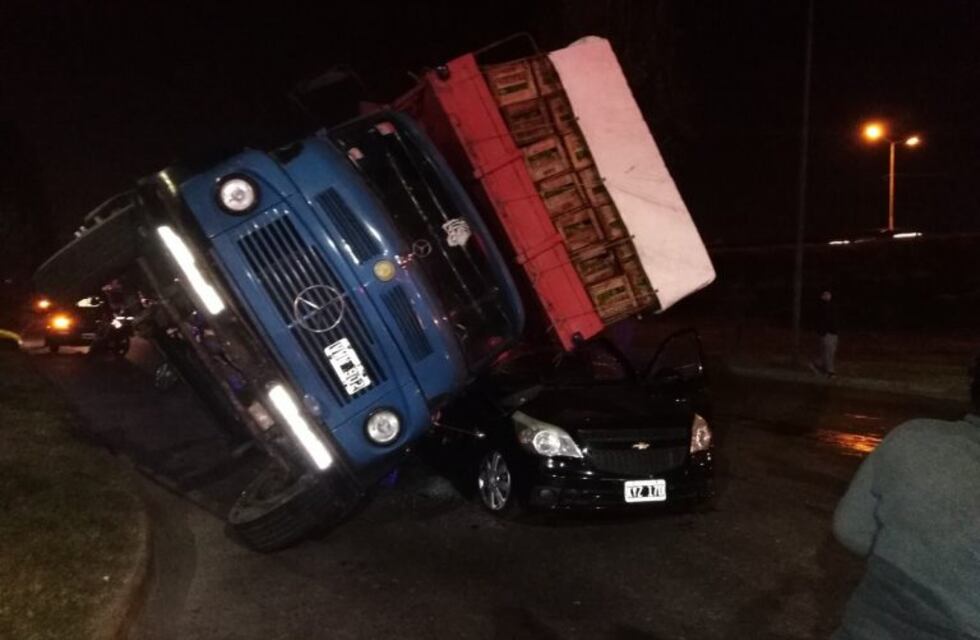 Un camión aplastó el auto de una madre y su hijo en la zona oeste