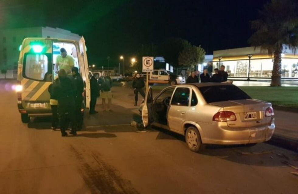 Chocó, huyó y terminó contra el cordón