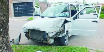 Un delincuente robó un automóvil y se estrelló contra un árbol