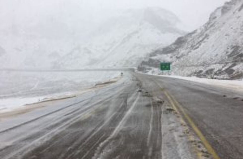 Se cerró el paso a Chile por el túnel Cristo Redentor debido a las intensas nevadas