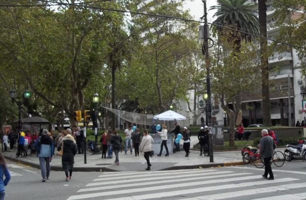 Corridas y disparos en Plaza Pringles: motochorros arrebataron dinero a un portavalores