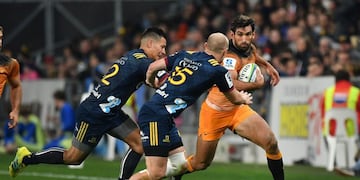 Jaguares' Matias Orlando (R) runs towards Highlanders' Patelesio Tomkinson (L) and Matt Faddes during the Super Rugby match between the Otago Highlanders and the Jaguares of Argentina in Dunedin on May 11, 2019\u002E (Photo by Marty MELVILLE / AFP)