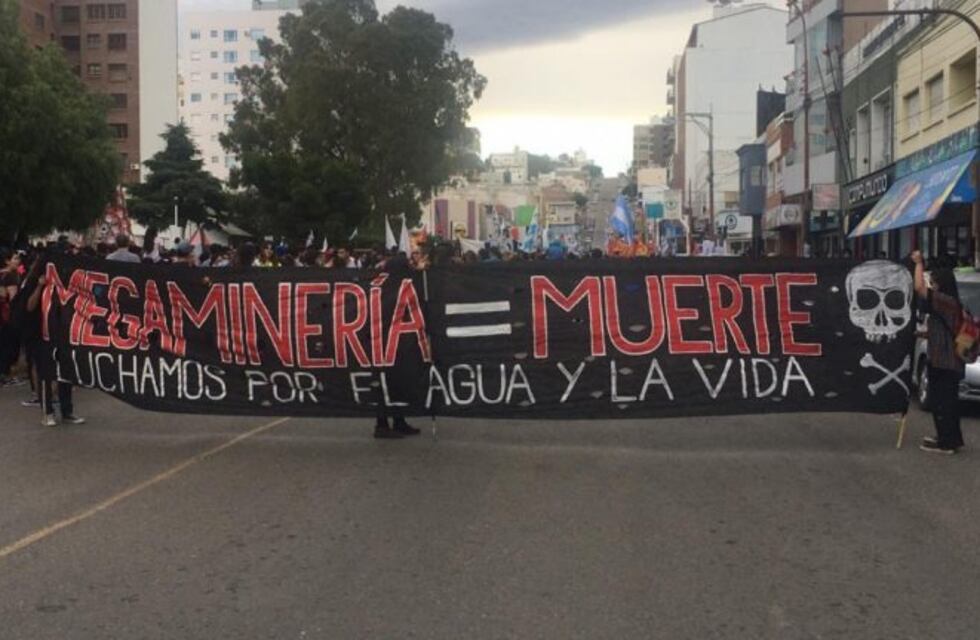 Vigilia y olla popular en el Concejo contra la megaminería