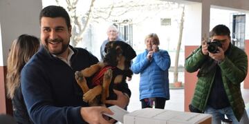 Marcos Cleri junto a su perro votando en las PASO\u002E (Marcos Cleri)