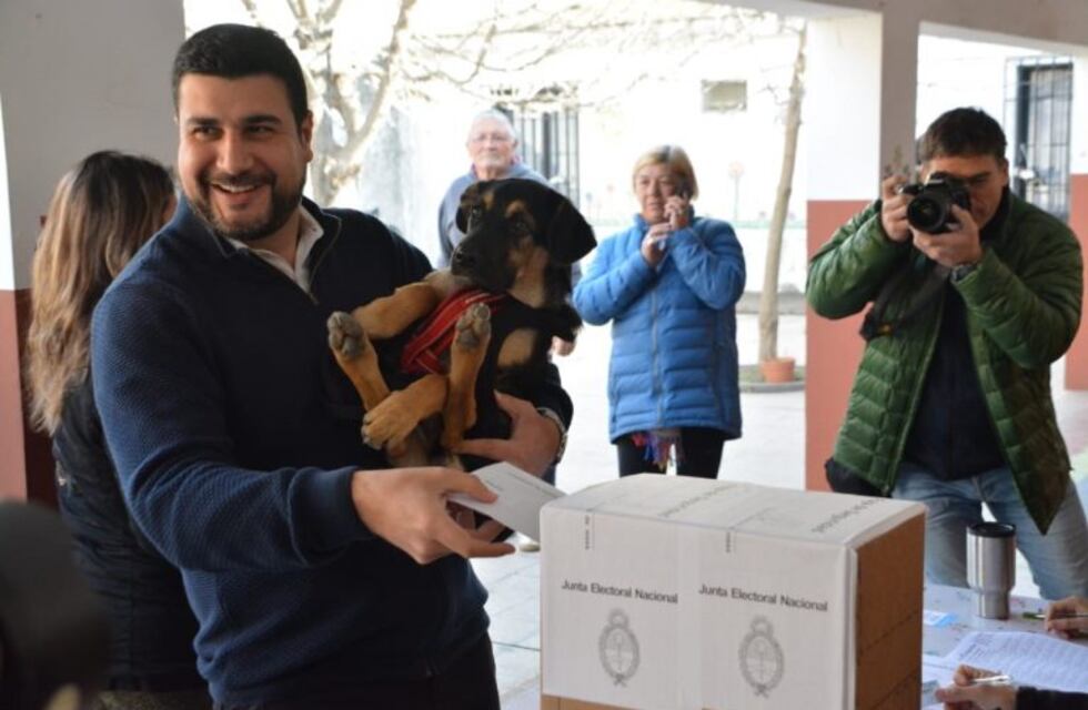 Marcos Cleri concurrió a votar con su perro: "Estamos preocupados por el recuento provisorio"