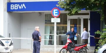 El Banco Francés de avenida 7, entre 33 y 34, sufrió un golpe comando a pocos minutos de abrir sus puertas (AGLP)