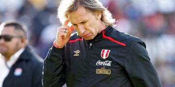 Wellington (New Zealand), 11/11/2017\u002E- Peru's head coach Ricardo Gareca scratches his head as he leaves the field after his team's nil-all draw in the 2018 FIFA World Cup Russia qualifying play-off match between New Zealand and Peru at Westpac Stadium, in Wellington, New Zealand, 11 November 2017\u002E (Mundial de Fútbol, Nueva Zelanda, Rusia) EFE/EPA/DEAN PEMBERTON NEW ZEALAND OUT Wellington nueva zelanda Ricardo Gareca eliminatorias campeonato mundial 2018 futbol partido repechaje seleccion nueva zelanda peru