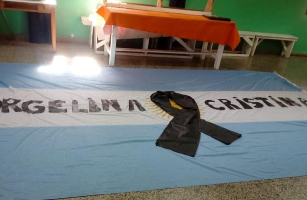 Una pequeña escuela rural de Córdoba homenajeó a las maestras fallecidas en Chubut