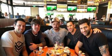 El ex capitán rojinegro junto a sus amigos en Rosario\u002E