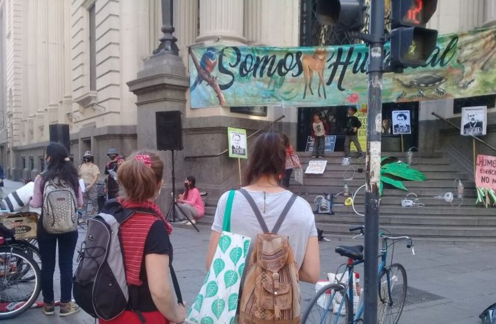 Convocaron protesta frente a la Bolsa de Comercio por el fuego en las islas