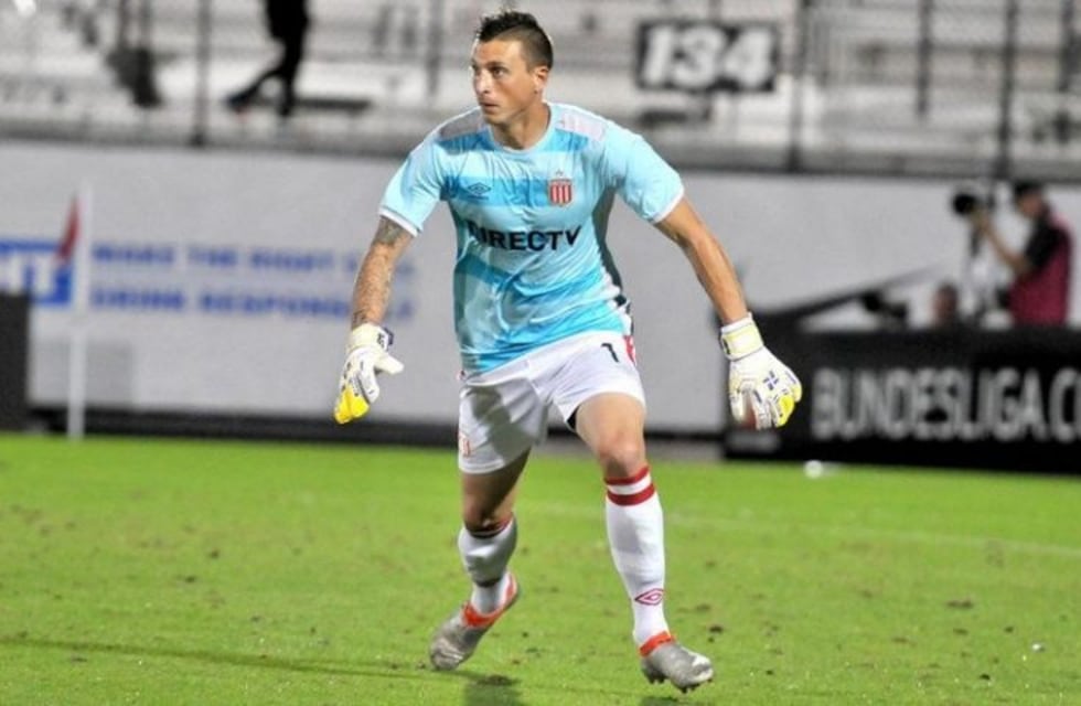 Nahuel Losada ya se prueba el buzo de arquero de Belgrano