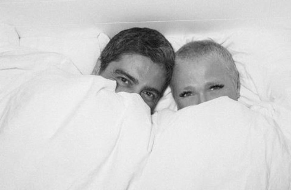 ¡En la cama y sin nada de ropa! La foto más picante de Xuxa y su novio