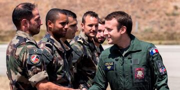 (FILES) This file photo taken on July 20, 2017 shows French President Emmanuel Macron (R) meeting with troops during a visit to the French air force base BA 125 in Istres, southeastern France\u002E\r\nFrench President Emmanuel Macron has for the first time ordered overnight on April 14, 2018 a major military operation by deciding to conduct joint strikes, along with the US and Britain, against the Syrian regime of Bashar al-Assad in response to alleged chemical weapons attacks\u002E / AFP PHOTO / POOL / Arnold JEROCKI francia Emmanuel Macron presidente de francia visita tropas base militar en istres