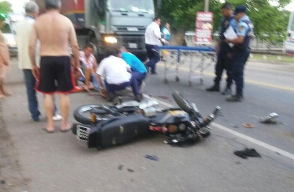 Murió un motociclista que chocó contra un camión en Colonia Caroya