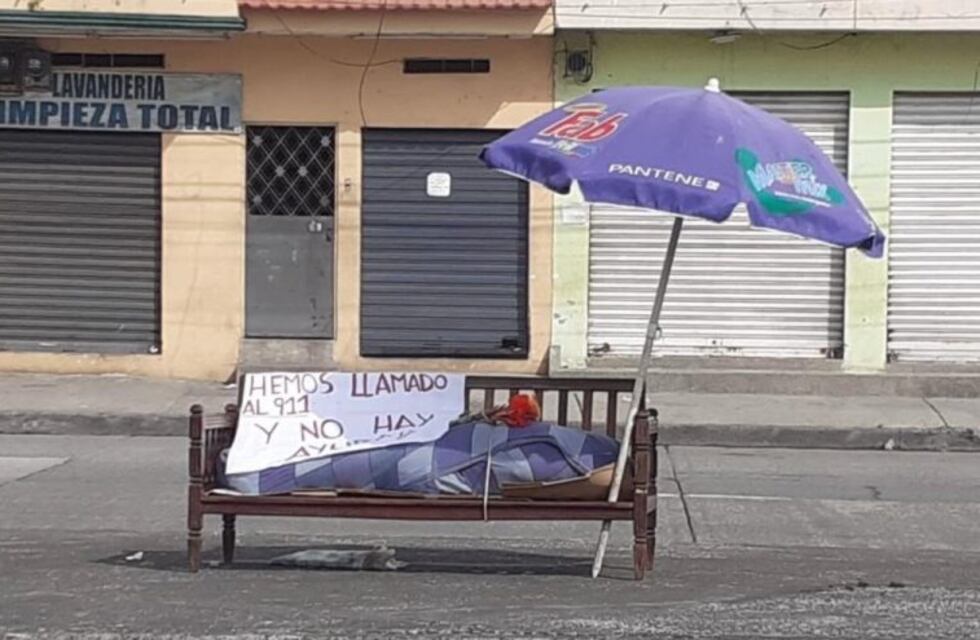 Coronavirus en Ecuador: un hombre sacó a la calle el cadáver de su madre con un cartel para que lo retiren