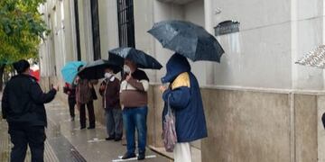 En los bancos se inició la atención por turnos al margen del pago de jubilaciones y pensiones\u002E (@cior_rosario)