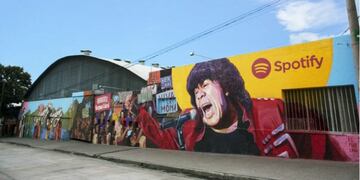 El mural de Spotify dedicado a La Mona Jiménez en el Sargento Cabral\u002E