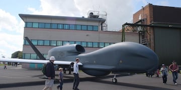 WDD04\u002E WADDINGTON (REINO UNIDO), 20/06/2019\u002E- Fotografía de archivo realizada el 30 de junio de 2012, muestra un dron MQ-4C de las Fuerzas Aéreas estadounidenses expuesto en el Salón Internacional de Aviación de Waddington, Reino Unido\u002E Un avión no tripulado de la Armada fue derribado mientras volaba sobre el estrecho de Ormuz, en el espacio aéreo internacional, informó hoy la cadena ABC News, que citó a un funcionario estadounidense\u002E Según la versión periodística, la nave que fue impactada este jueves por un misil tierra-aire es un MQ-4C Triton de la Armada\u002E EFE/ Lindsey Parnaby
