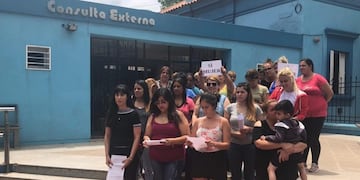 Las mujeres frente al hostpital en Jesús María (Foto: RadioJesusMaria\u002Ecom\u002Ear)\u002E