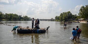 Migrantes hondureños cruzan el Río Suchiate, en Ciudad Hidalgo, México\u002E (Foto: Luis Villalobos/EFE)