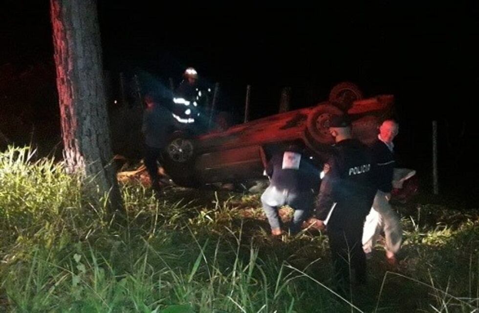 Tras despistar con el auto un hombre y su hijo resultaron lesionados