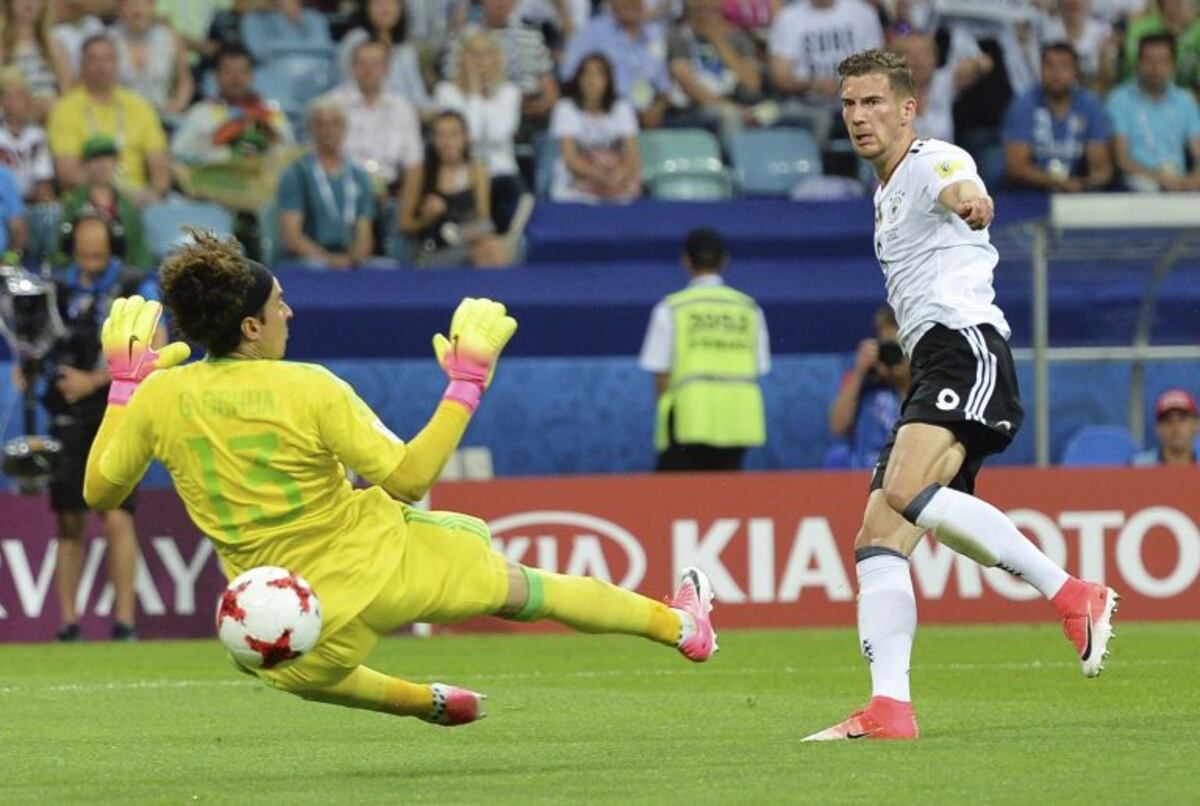 **CORRECCIÓN**DES01 SOCHI (RUSIA), 29/06/2017\u002E- El centrocampista alemán Leon Goretzka (d) marca el 2-0 ante el portero mexicano Guillermo Ochoa (i) durante la semifinal de la Copa Confederaciones entre Alemania y México en el estadio Fisht en Sochi, Rusia hoy 29 de junio de 2017\u002E EFE/Peter Powell