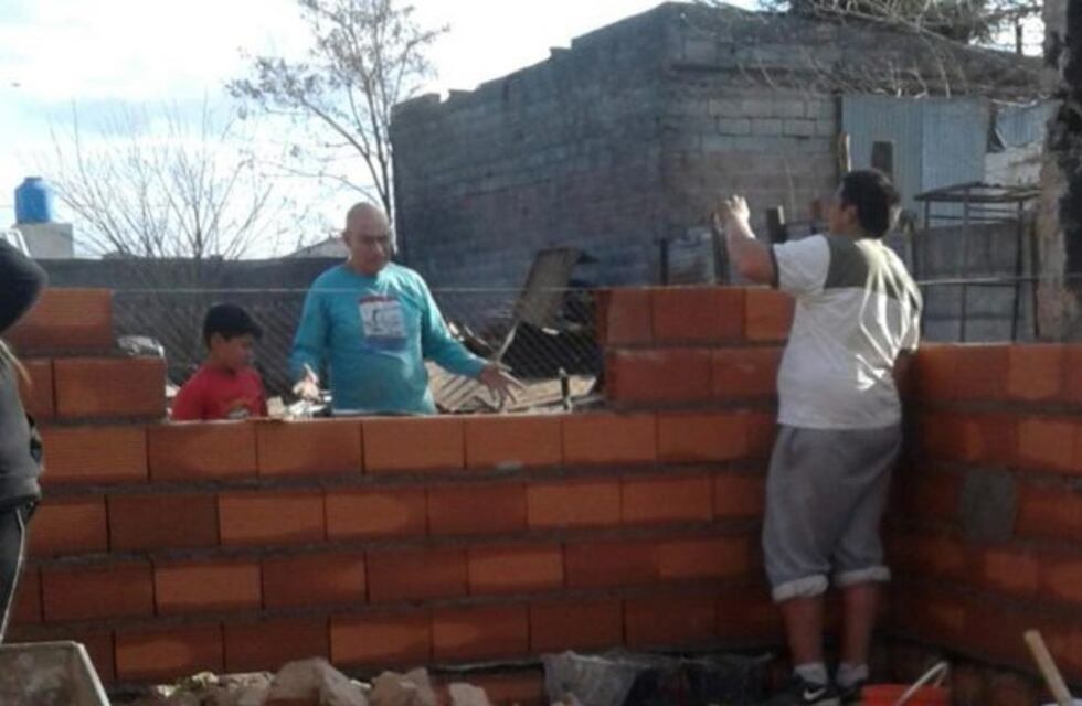 Amigos y vecinos reconstruyen una casa incendiada en el Barrio Monte Viggiano