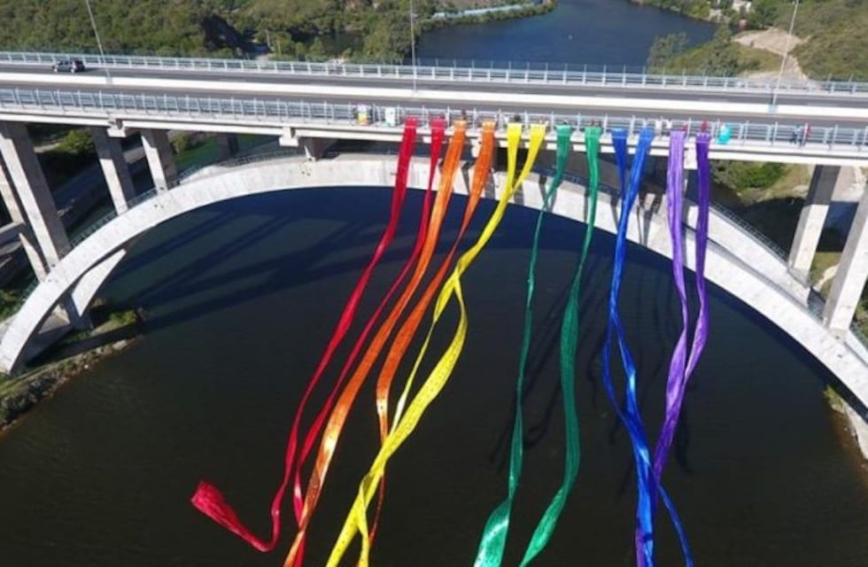 El día en que el puente José Manuel de la Sota se vistió de colores