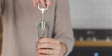 Destapar un vino\u002E (Foto:Web)