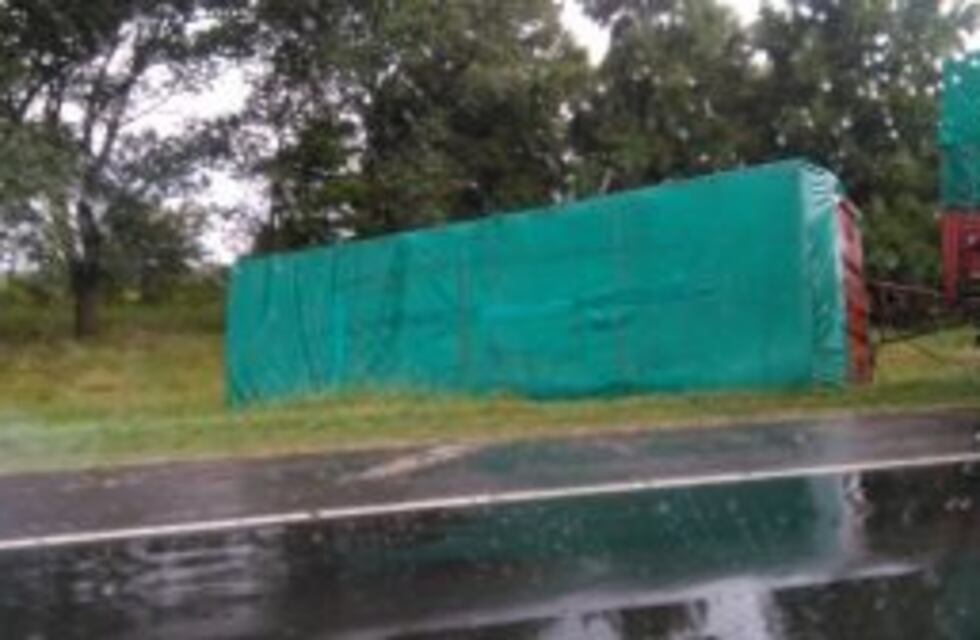 Despiste y vuelco de un camión en la autopista a Santa Fe