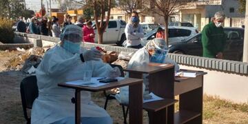 Hisopados en Oncativo a personal auxiliar de la Colonia psiquiátrica Vidal Abal - Fotos gentileza: María Rosa Díaz - Lo que Pasa