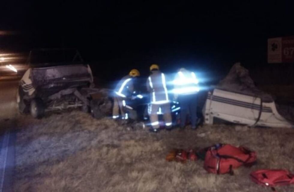 Se salvó de milagro: chocó y su camioneta se partió en dos
