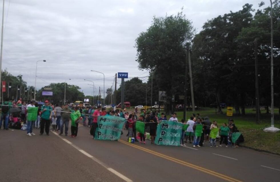 Iguazú: organizaciones sociales cortan el acceso en zonas de frontera