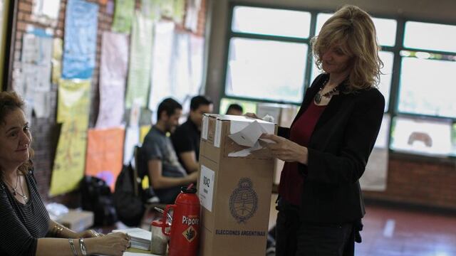 ballotage balotajernrnBAS001. BUENOS AIRES (ARGENTINA), 22/11/2015.- Argentinos participan en la elecciu00f3n presidencial hoy, domingo 22 de noviembre de 2015, en un colegio electoral de Buenos Aires. Tras la primera vuelta del pasado 25 de octubre, unos 32 millones de argentinos estu00e1n convocados a las urnas para elegir entre el conservador Mauricio Macri, candidato de la coaliciu00f3n opositora Cambiemos y favorito en los sondeos, y el peronista Daniel Scioli, del gobernante Frente para la Victoria. EFE/David Fernu00e1ndez buenos aires  elecciones presidenciales 2015 segunda vuelta balotaje votacion gente votando
