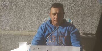 Se encadenó frente al municipio pidiendo transporte escolar