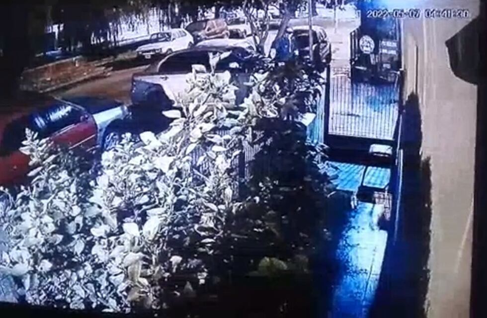 Córdoba: prendió fuego el capó de un auto de su barrio y huyó