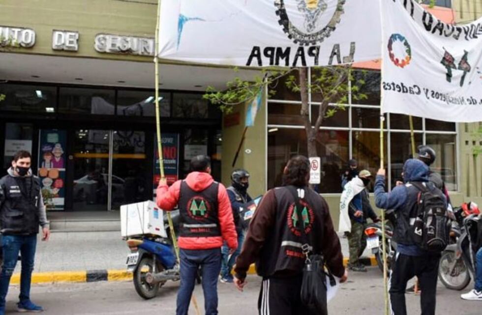 La Cooperativa de Cadetes de Santa Rosa protestó porque los dejaron afuera de una licitación