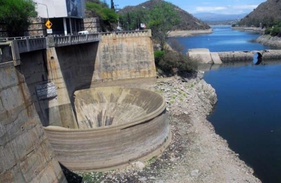 Saltó al embudo y le erró: "No tengo suerte ni siquiera para suicidarme"