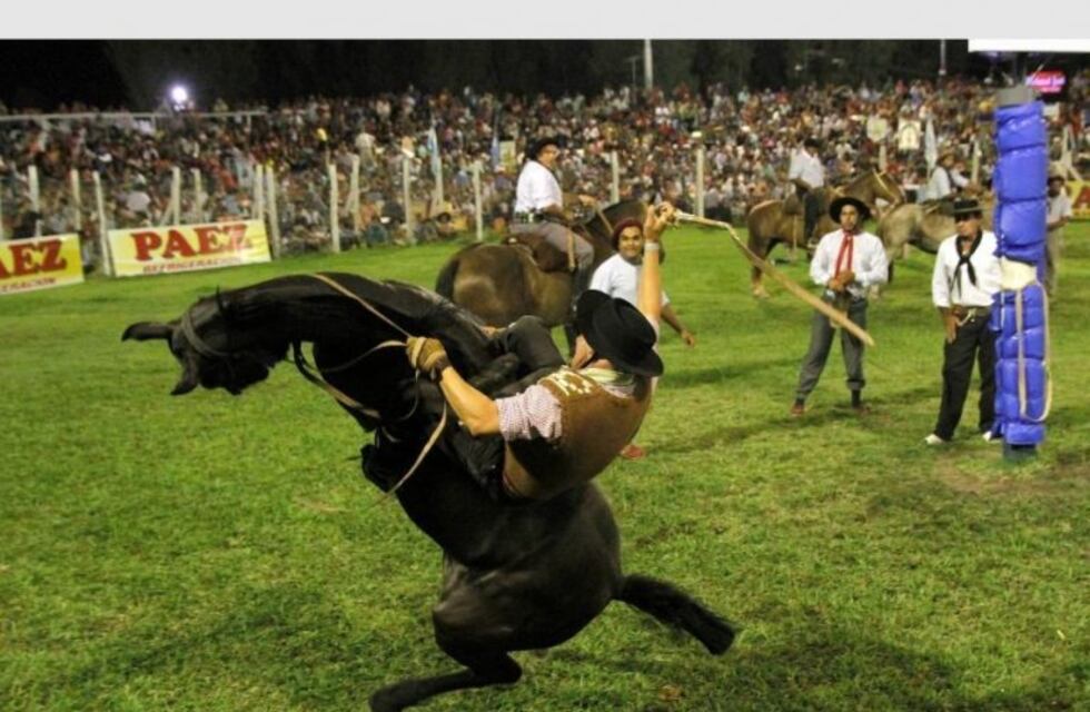 Un jinete se fracturó la pelvis tras ser aplastado por su caballo