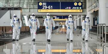 La odisea de protocolos para volver a China en plena pandemia, donde lograron frenar el virus