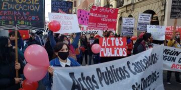 Docentes suplentes marcharon pidiendo volver a trabajar\u002E
